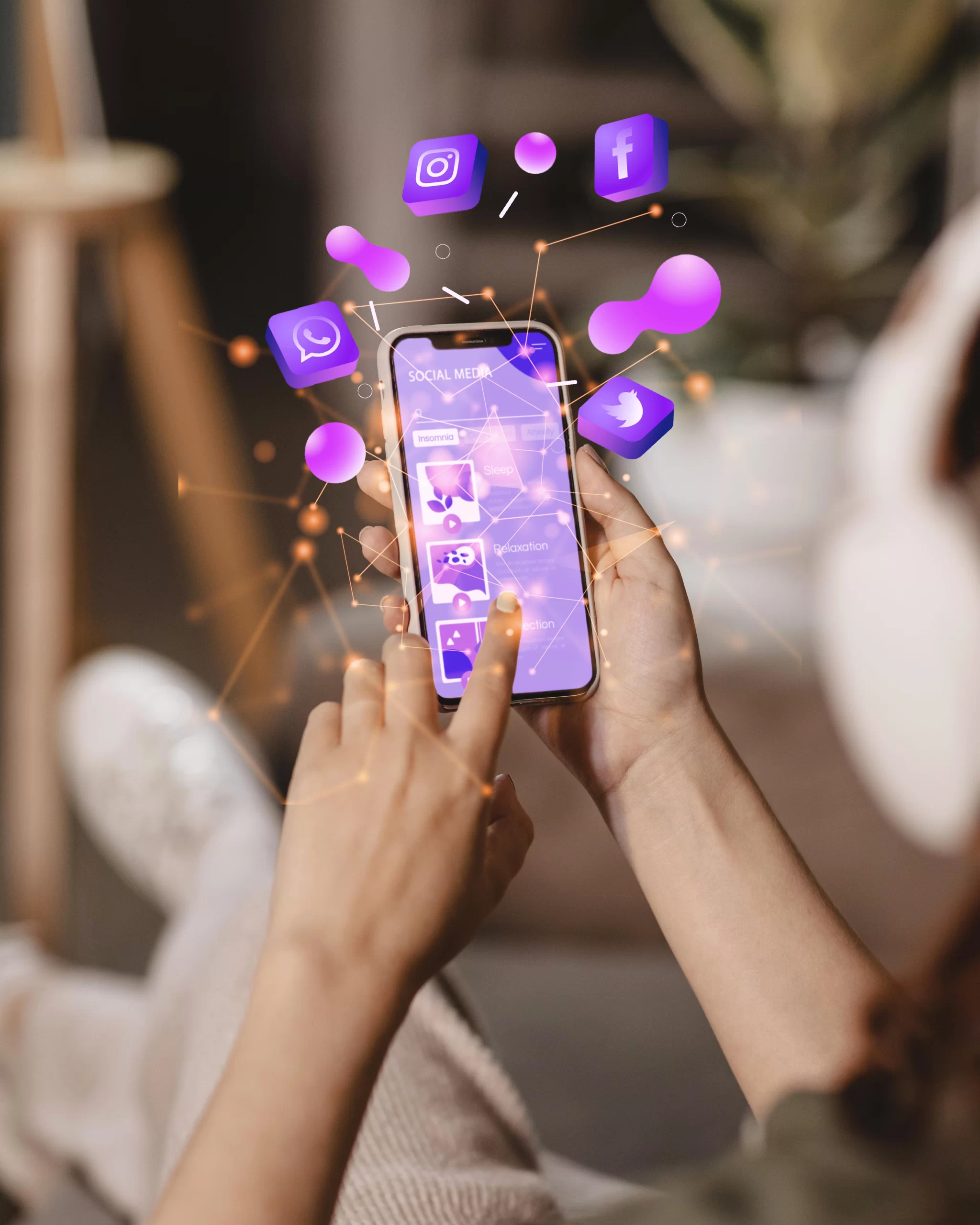 Mão segurando smartphone com ilustrações de ícones de aplicativos conhecidos.