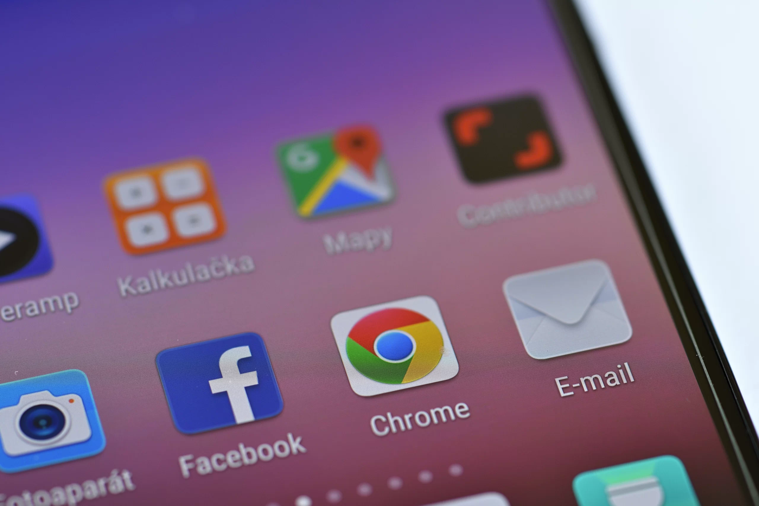 Tela de celular com ícones de aplicativos em foco.